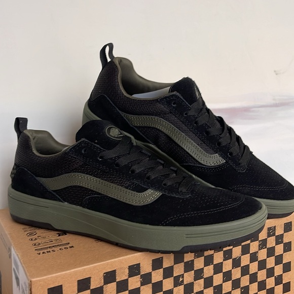 Vans WMNS Zahba
Fatigue/Black
VN0007QQFTB
SNEAKERS - Picture 6 of 16